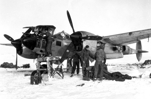 1944_P-38_en_mantenimiento.jpg