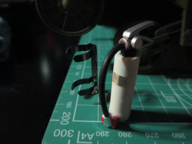 Production mount and scratch fire extinguisher