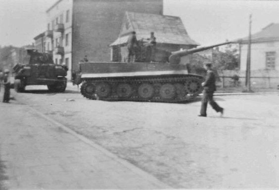Tiger 1 towing Panther