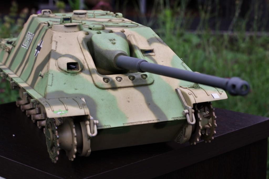 Frontal view. Big gun