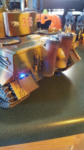 Convoy wiring was kept in the lower hull by connecting it to a servo plug and using channel 7 on the RX
