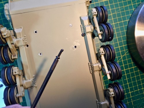 Fitting retaining screws to gearboxes
