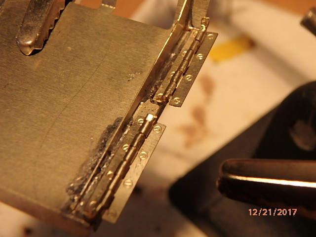 Soldering hinges on main rear mud guard