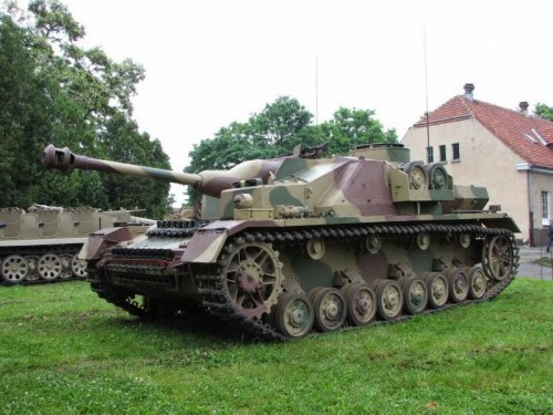 StuG IV left side and spare wheel holder.jpg (100.39 KiB) Viewed 2777 times StuG IV- Spare wheel box position