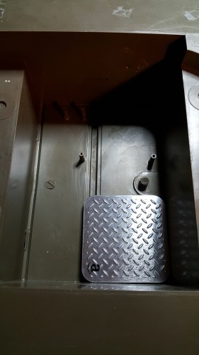 A useful metal box lid provides a cover for the interior speaker mount.
