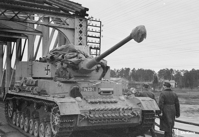 Finnish Panzer IV Ausf J with swastika...