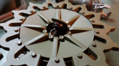 Center sprocket hub held on with a neo magnet