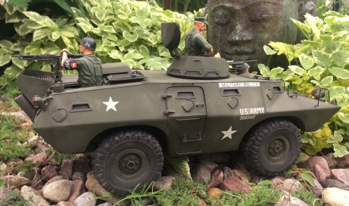 V-100 Cadillac Gage Commando 1/16 RC