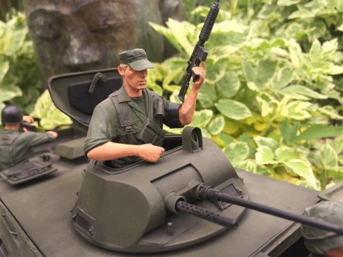 V-100 Cadillac Gage Commando 1/16 RC