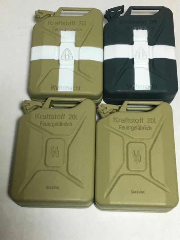 DRAGON WWII GERMAN WATER CAN SET of FOUR JERRY CANS 1.jpg
