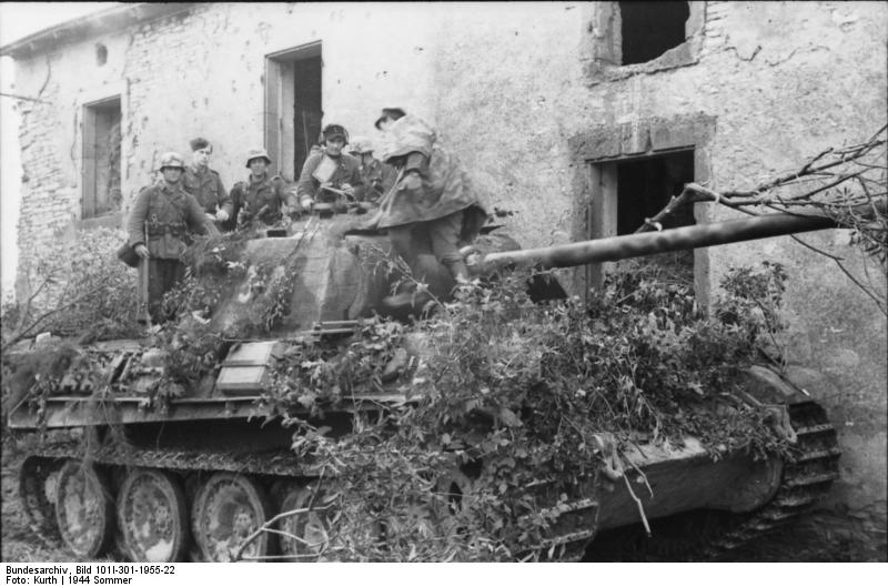Bundesarchiv_Bild_101I-301-1955-22,_Nordfrankreich,_Panzer_V_(Panther)_mit_Infanterie.jpg