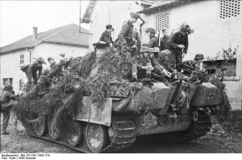 Bundesarchiv_Bild_101I-301-1955-17A,_Nordfrankreich,_Panzer_V_(Panther)_mit_Infanterie.jpg