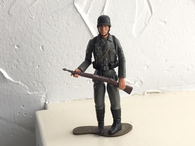 Both Arms, Shoulders, Legs, Hips, Neck have movable joints for posing the soldier.