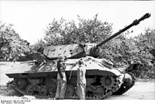 220px-Bundesarchiv_Bild_101I-299-1818-05,_Nordfrankreich,_englischer_Panzer_M10_Achilles.jpg
