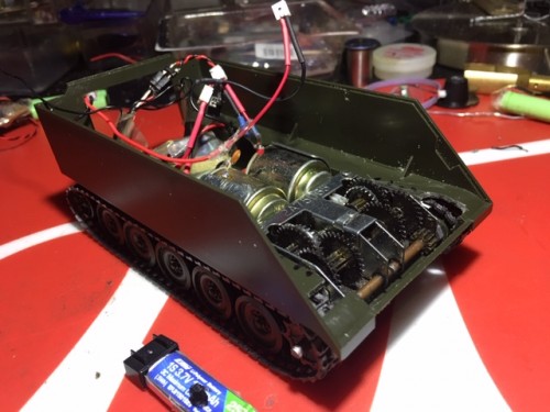 uses small 1s lipo. Not fast but very slow scale like speed. Perfect for table top operation. Uses 6v RE-140 motors.