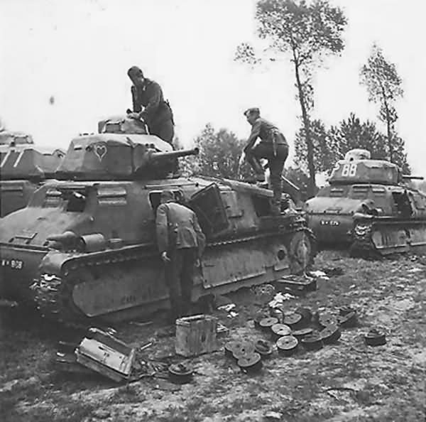 Somua_S35_tanks (1).jpg