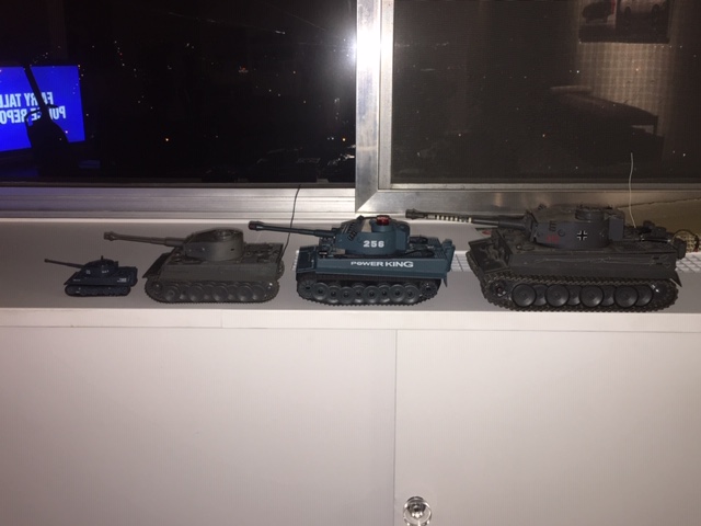 after comparing to the others in the picture, looks like 1/32 scale to me . from left to right..1/72-1/35-1/32-1/25