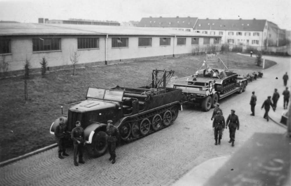 Sd.Kfz_.9_FAMO_18_ton_Halftrack_with_trailer.jpg