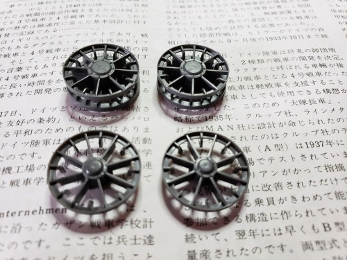 The two left over idler segments were for use in the static version of this build.  Note the smaller and realistic hub version  vs  the one for the motorized version.jpg