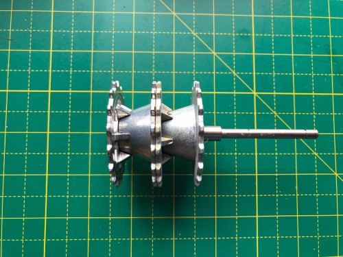 Taigen-(L)- and Tamiya-(R) Panther Ausf G drive sprockets compared-