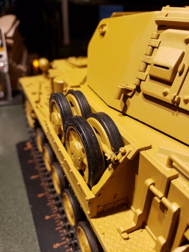 A better view of the mount, chain and retaining thumbscrew.jpg