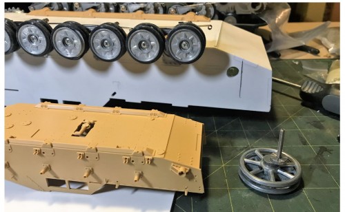 RC 1/16 Sd.Kfz. 165 Hummel Late Production - Build