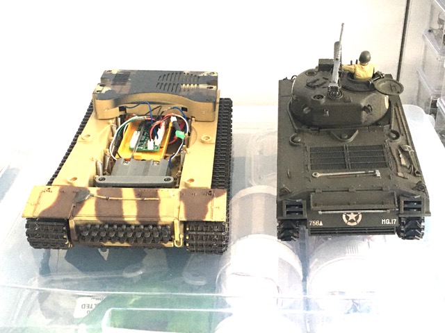 Both of these 1/24 scale Vs tanks will be converted to Heng Long electronics and will be able to IR battle. This Tigere took 8 AA cells. the battery box has been cut away and now runs on 1 800 mah 1s lipo. New radio gear in the yellow tray where the AA batteries used to be.