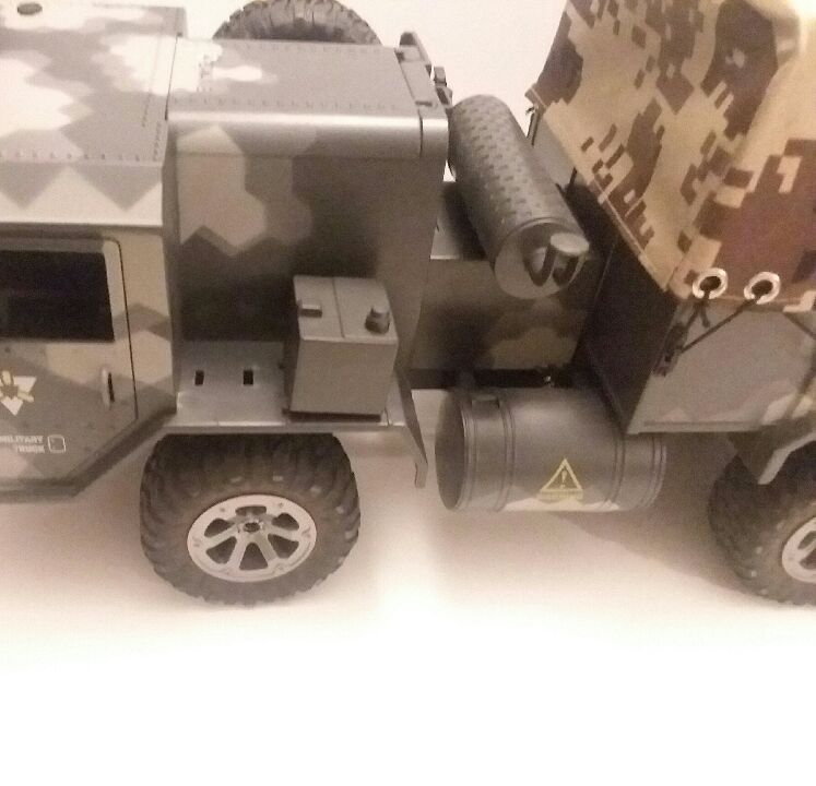 This side had a pair of gas cans (fused together, unpainted, average quality) and this weird box can thing...